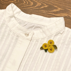 『送料無料』 camellia crochet   椿モチーフのブローチ　mustard yellow 4枚目の画像