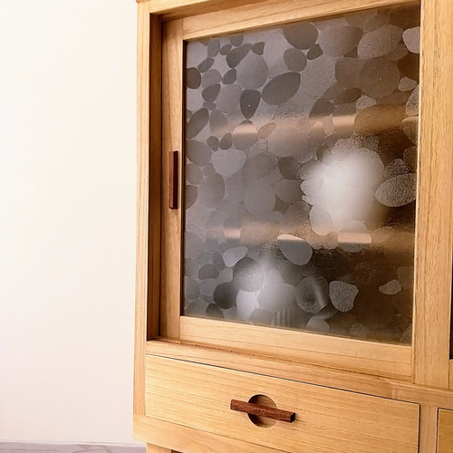 桐 と レトロガラス の 食器棚 チェスト・キャビネット マツボックリ