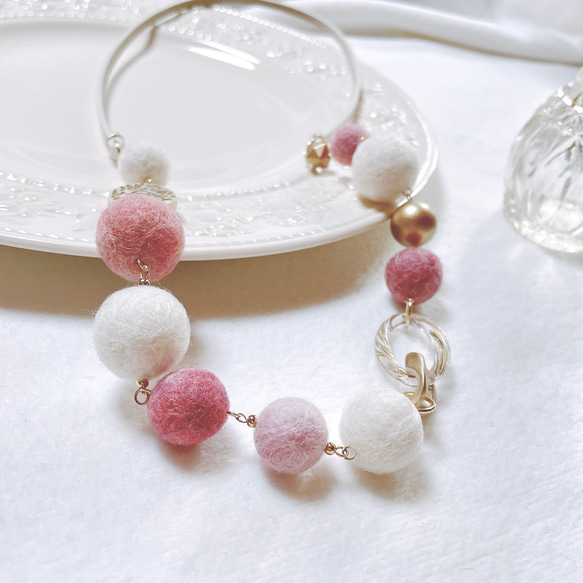 ホワイト&ピンクの羊毛フェルトボールロングネックレス 10枚目の画像