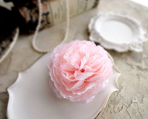 ヘアピンにもなるフラワーコサージュ □ ミニマムピオニー 芍薬