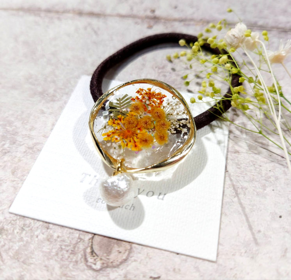 ピンクフラワーとひまわりハートレジンヘアゴム ポニーフック変更可能。 ピンクフラワーとひまわりハートレジンヘアゴム ポニーフック変更可能