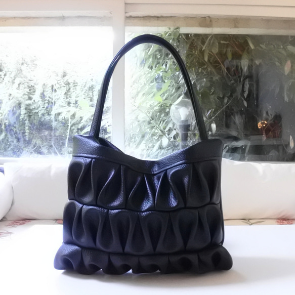 ★ヴィーガンレザーひらひらトートバッグ黒 / 黒トートバッグ / 2枚目の画像