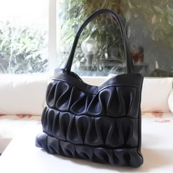 ★ヴィーガンレザーひらひらトートバッグ黒 / 黒トートバッグ / 1枚目の画像