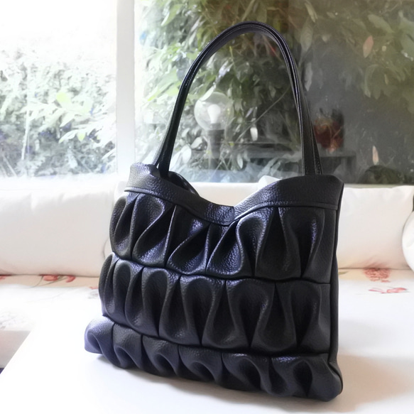 ★ヴィーガンレザーひらひらトートバッグ黒 / 黒トートバッグ / 1枚目の画像