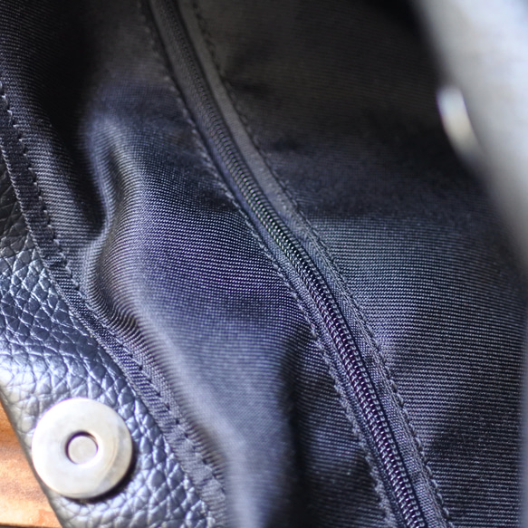 ★ヴィーガンレザーひらひらトートバッグ黒 / 黒トートバッグ / 10枚目の画像