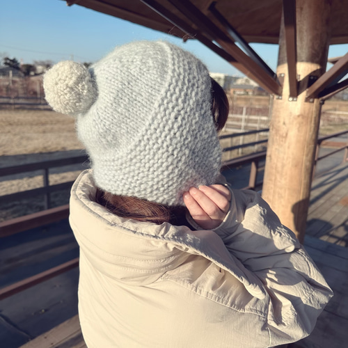 New アルパカのふわもこ 耳当て付きニット帽 ライトグレー×オフ