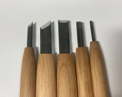 アコーディオン弾きの木彫りの置き物 一刀彫り 手作り品