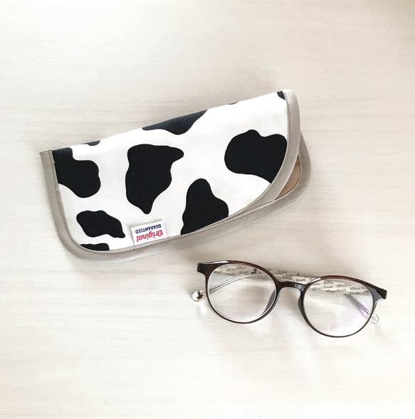 牛さん柄のメガネケース 3枚目の画像