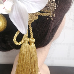 蝴蝶蘭髮飾、頭飾、黃金、滿天星、骷髏葉、流蘇等。 第5張的照片