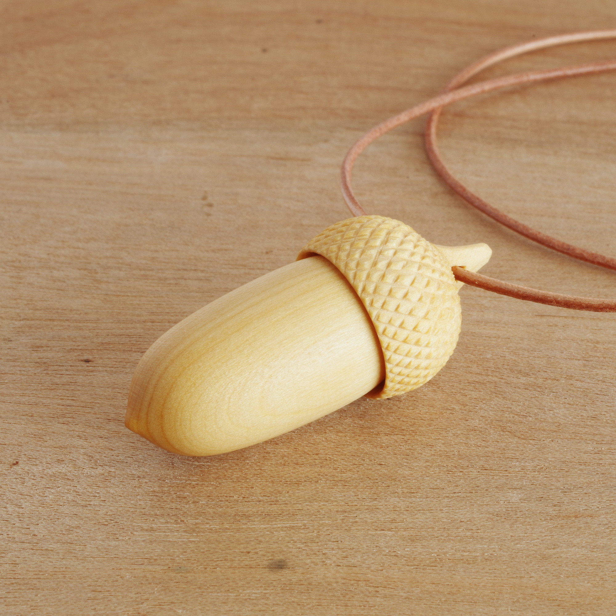 御蔵島黄楊製 ちょっと大きめ 木彫どんぐり（開閉式）