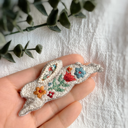 リバティうさぎの刺繍ブローチ 2枚目の画像