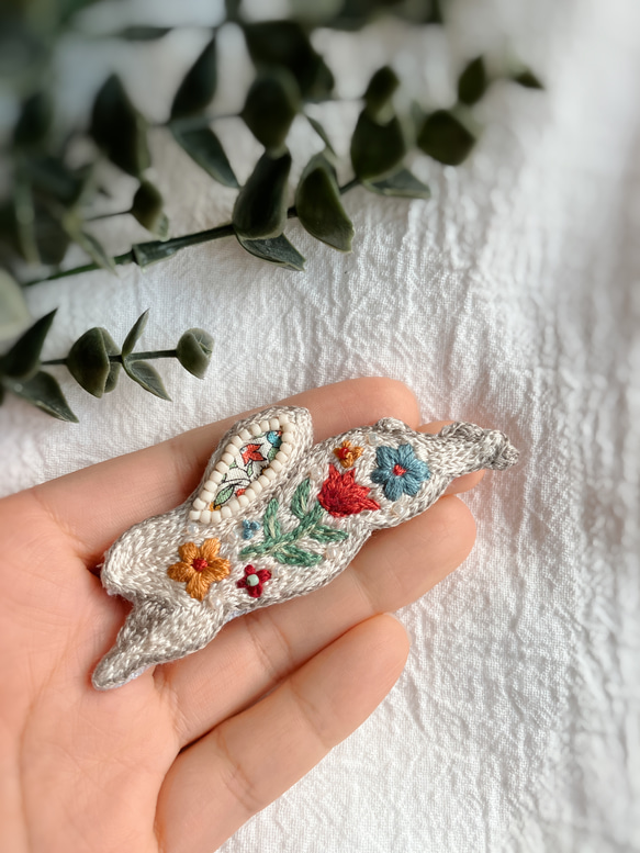 リバティうさぎの刺繍ブローチ 2枚目の画像