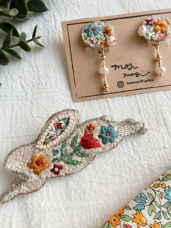 リバティうさぎの刺繍ブローチ 5枚目の画像