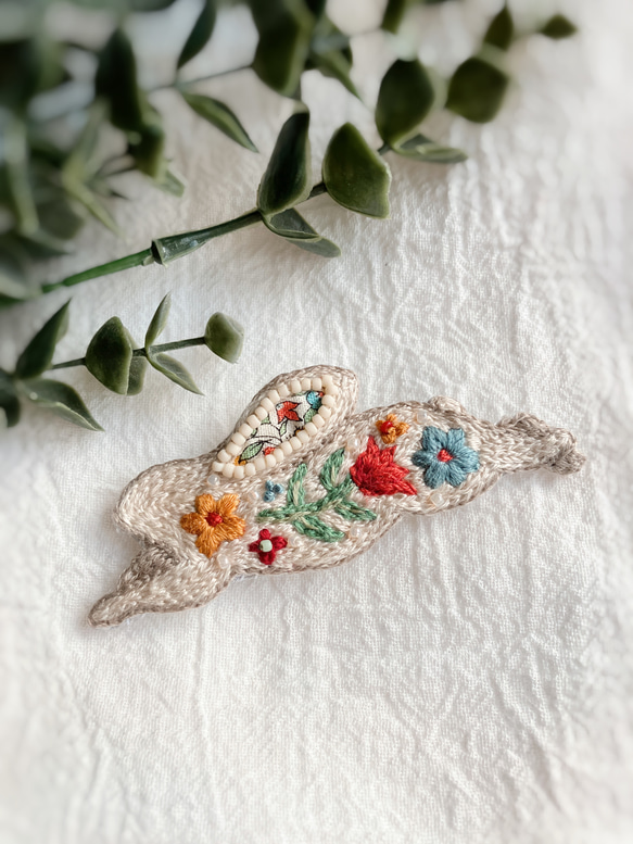 リバティうさぎの刺繍ブローチ 1枚目の画像