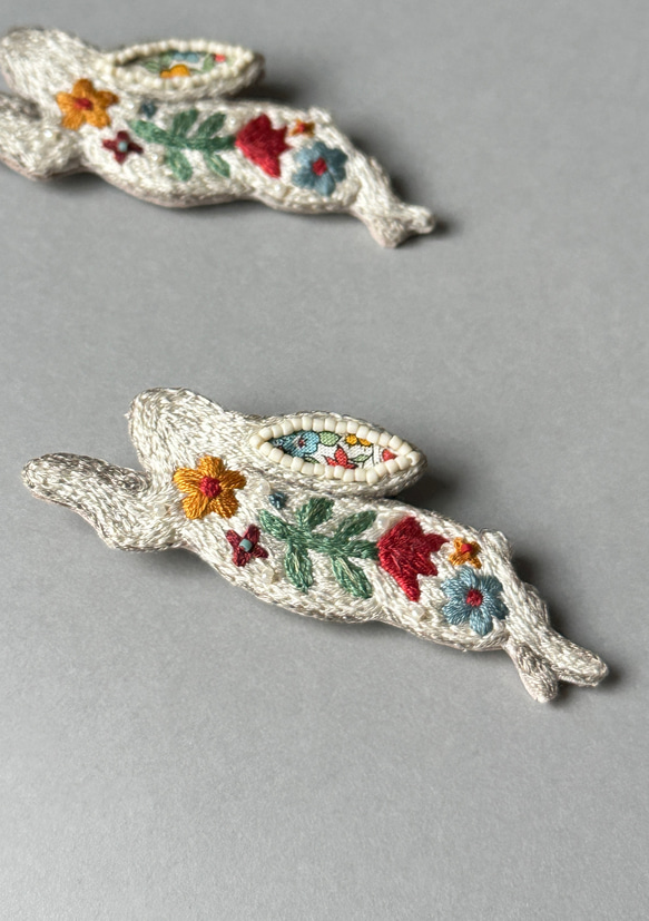 リバティうさぎの刺繍ブローチ ブローチ Mogumogu☺︎ 通販 15344909