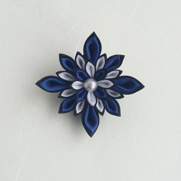 つまみ細工　青×白×黒　デザイン花のヘアクリップ＆髪留め 1枚目の画像