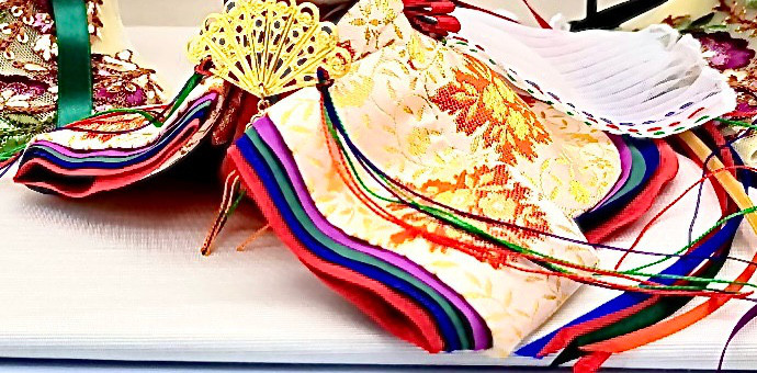 501 ひなまつり 小さな着せ替えお着物〈お姫様〉十二単《龍村美術織物》練色地に五葉華文緋色かさね