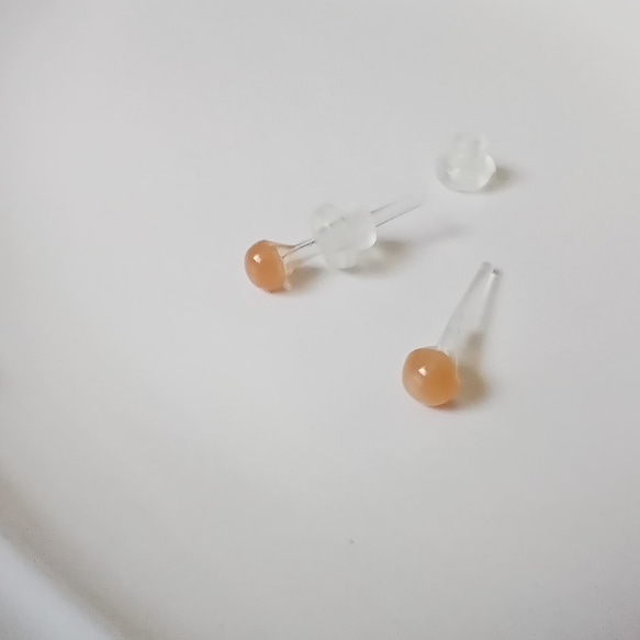 極小‼　天然石　オレンジムーンストーン　樹脂ポストピアス（金属アレルギーフリー）　6月誕生石　【送料無料】 2枚目の画像
