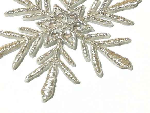 雪の結晶シダ状六花刺繍ワッペンラインストーン付き5.3cm×4.5cm/メタリックシルバー1 2枚目の画像