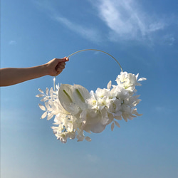 【ウェディングブーケ】　リースブーケ　デンファレ　アンスリウム　カラー　バラ　白　ホワイト　ゴールド　上品　結婚式 6枚目の画像
