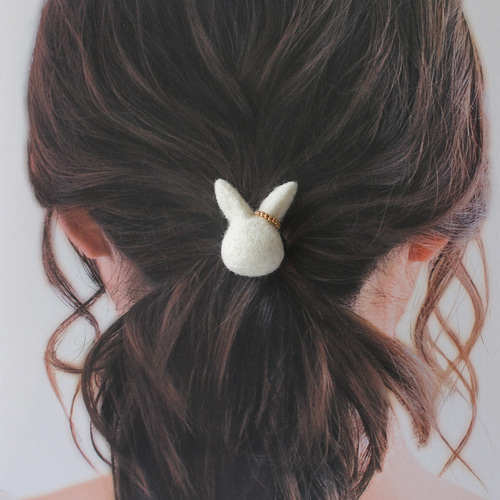 うさぎのポニーフック/ブローチ ＊シンプルな羊毛フェルトのヘア
