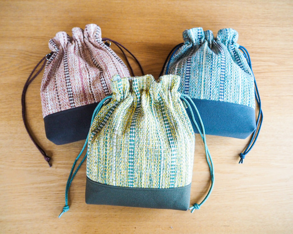 【SALE】春色ミックスツイード調手織り布の巾着バッグ（ブルーグリーン） 7枚目の画像