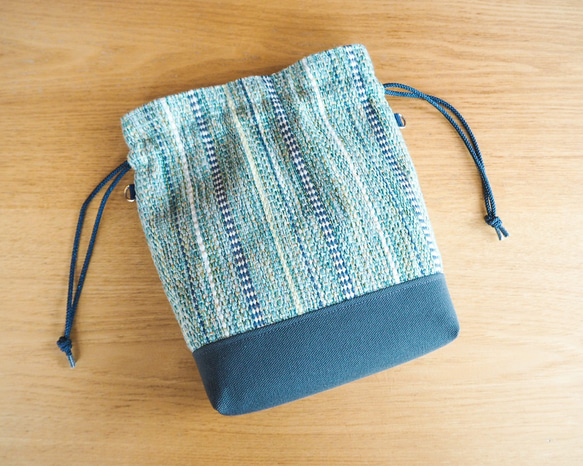 【SALE】春色ミックスツイード調手織り布の巾着バッグ（ブルーグリーン） 2枚目の画像