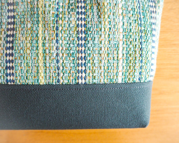 【SALE】春色ミックスツイード調手織り布の巾着バッグ（ブルーグリーン） 4枚目の画像