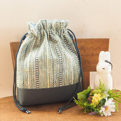 【SALE】春色ミックスツイード調手織り布の巾着バッグ（ブルーグリーン） 1枚目の画像