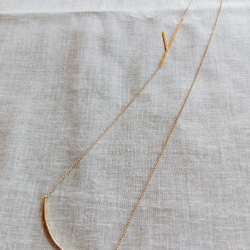三日月と小枝の真鍮ロングネックレス 2枚目の画像