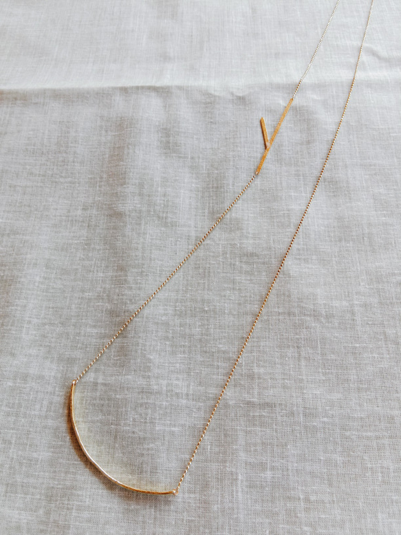 三日月と小枝の真鍮ロングネックレス 2枚目の画像