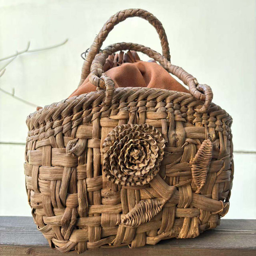 山葡萄　山葡萄かごバッグ　手作り　山葡萄籠バッグ　乱れ編み、花編み　内布あり 山葡萄 山葡萄かごバッグ 手作り 山葡萄籠バッグ 乱れ編み、花