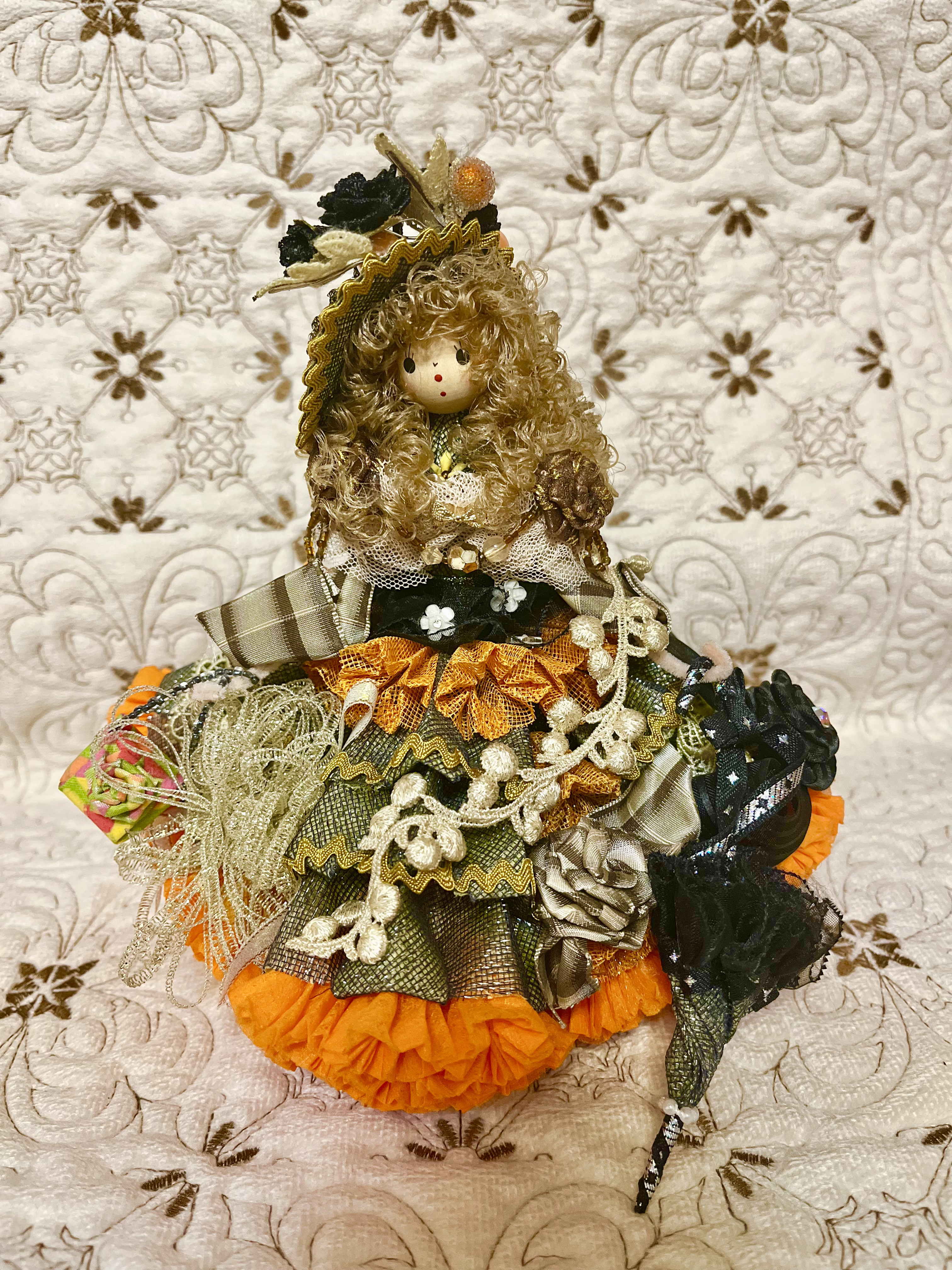 ハンドメイドのくす玉折りのフランス人形