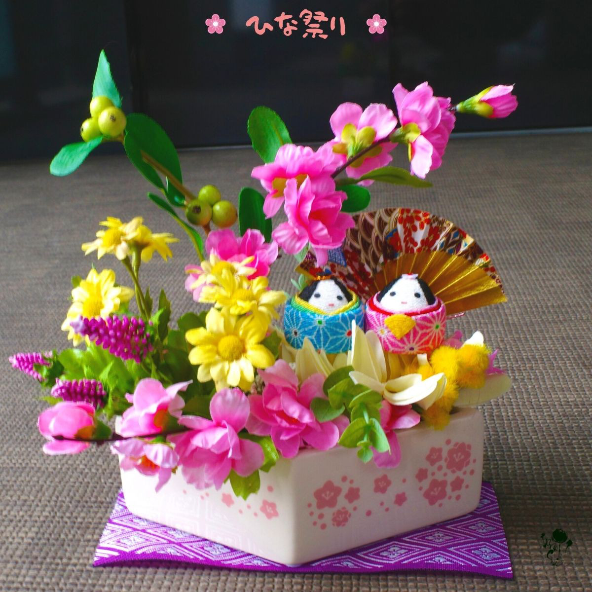 桃の花ふさ飾り　2対　縮緬細工 お雛様かざり　スタンド、お雛様は参考商品