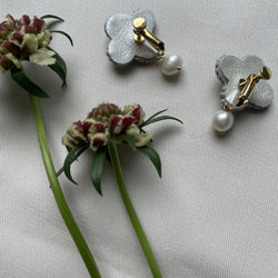 刺繍イヤリング　moco flower（gray） 5枚目の画像
