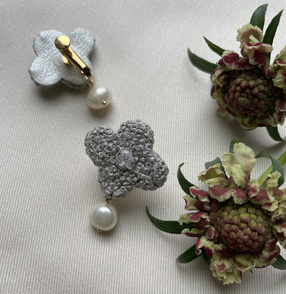 刺繍イヤリング　moco flower（gray） 4枚目の画像