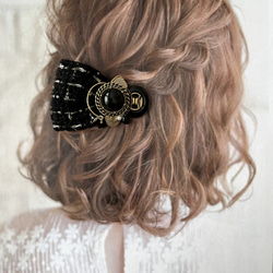 ブラックゴールドのツイードリボンと高級ヴィンテージボタンのポニーフック　ブラックとゴールド大人可愛い冬のヘアアクセサリー 7枚目の画像