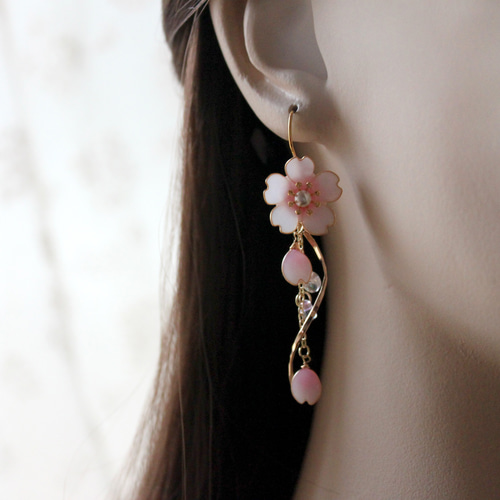 河津桜 イヤリング グラデーション 桜 ぶら下がり イヤリング 上品気質