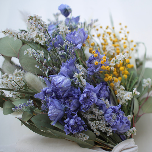 ミモザとデルフィニウムのスワッグ ミモザとデルフィニウムのスワッグ スワッグ 花工房 champ de