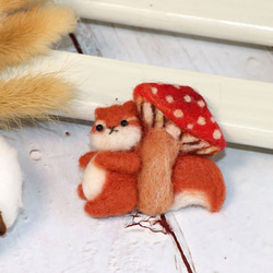 【羊毛フェルト】キノコと小さなおともだちピンシリーズ リス 5枚目の画像