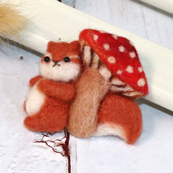【羊毛フェルト】キノコと小さなおともだちピンシリーズ リス 1枚目の画像