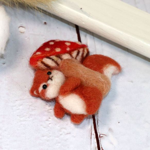 【羊毛フェルト】キノコと小さなおともだちピンシリーズ リス 3枚目の画像