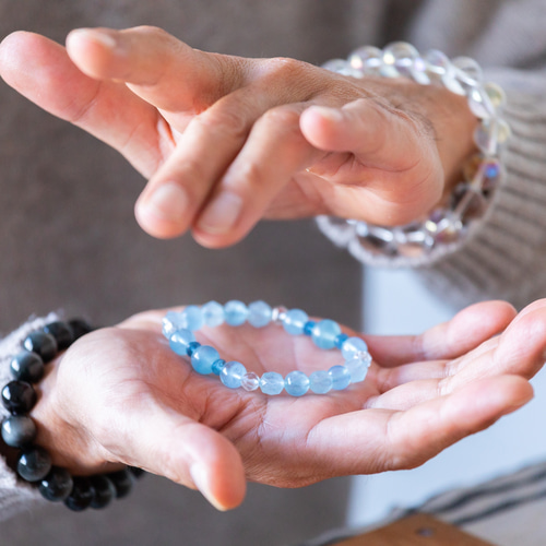 落ち着いた色味が身体に馴染むような天然石ブレスレット ブレスレット