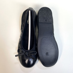 便攜2色琺瑯合成革芭蕾舞鞋（附收納袋）22.0cm至25.5cm 第7張的照片