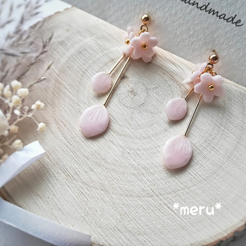 春 樹脂粘土 桜のゆれるピアス/イヤリング 薄紅 ピンク ミルキー