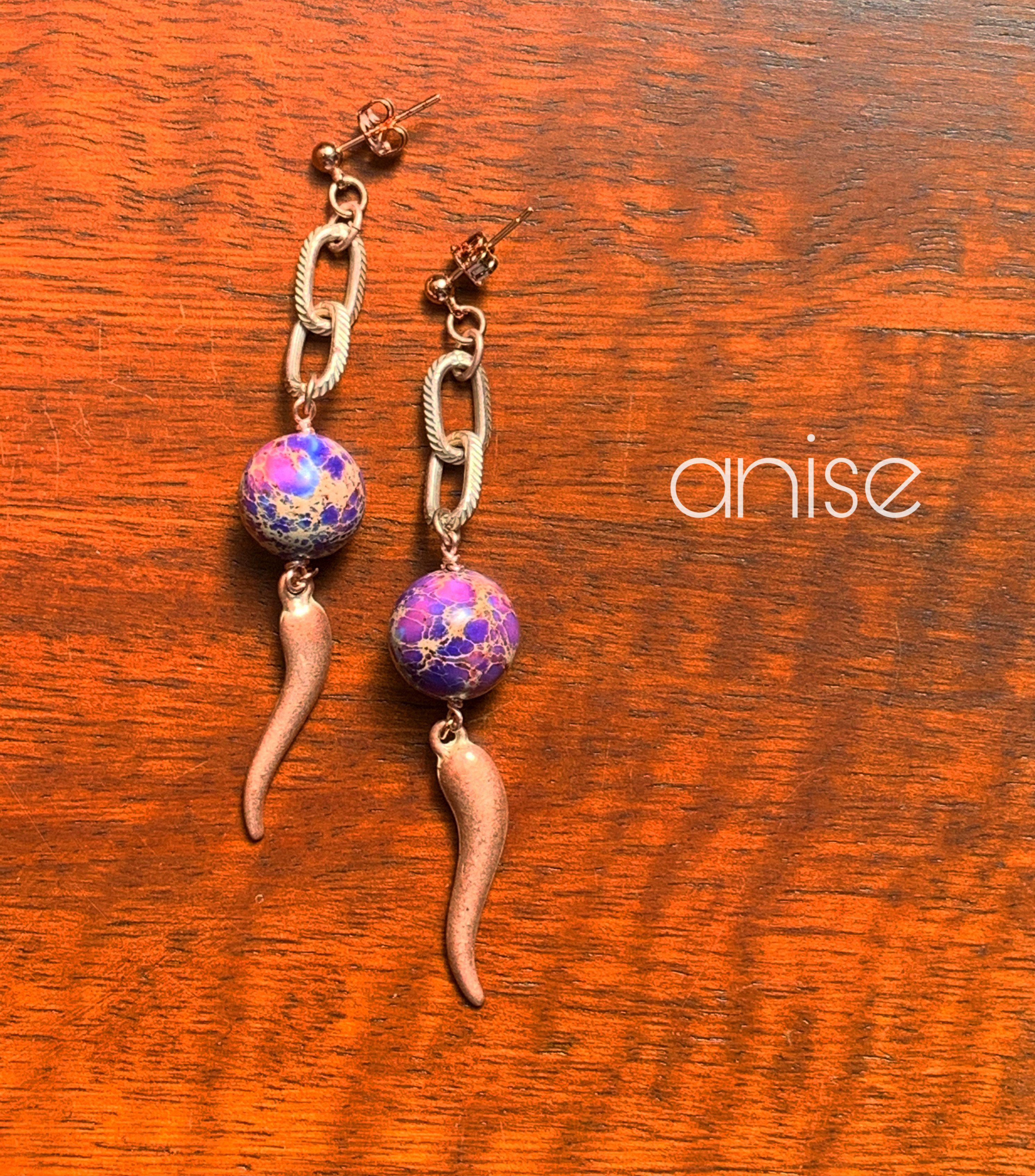 ピンク色のマグネサイトのピアス