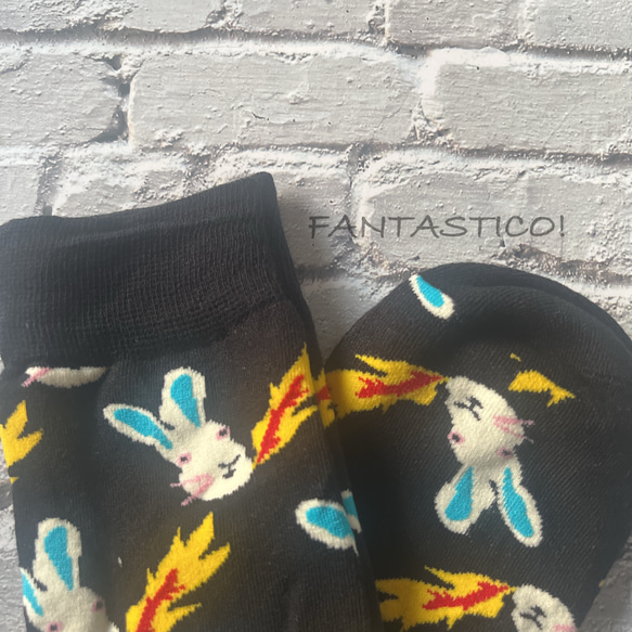 ロックなうさぎ柄ユニセックス靴下❤️スケーターソックス ポップアートグラフィック プチギフトプレゼントお祝い 北欧ウサギ 5枚目の画像