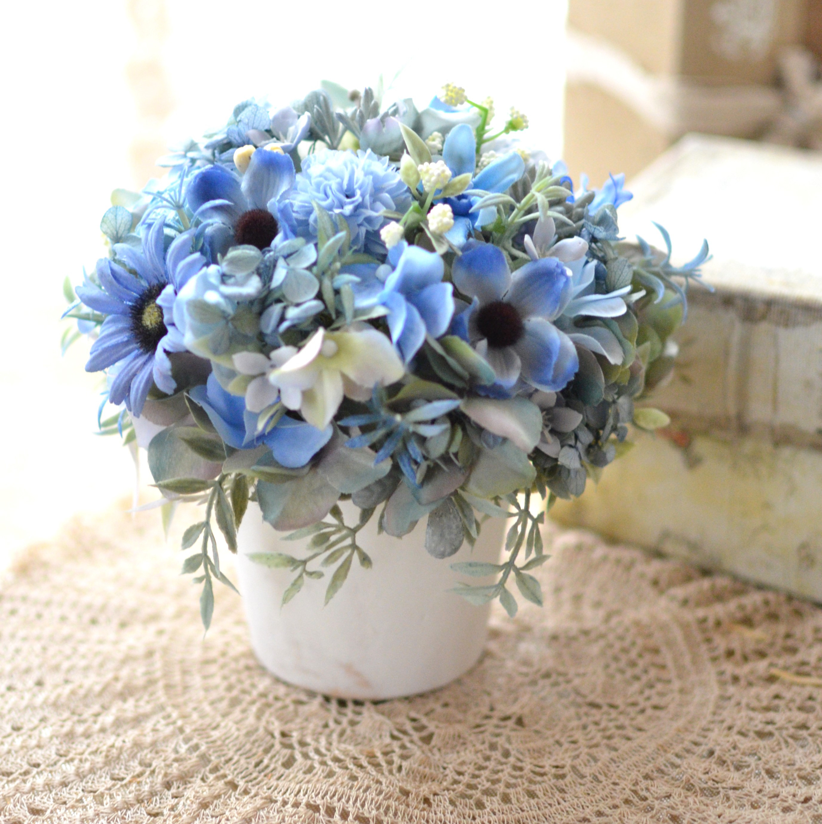 春の卒業祝い・入学祝い・退職祝い記念日ギフト・お礼の贈り物に青のアネモネとアジサイ・カスミソウアレンジメント