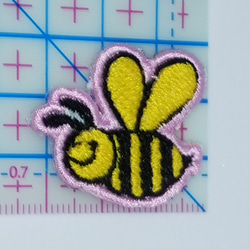 ハチくんの刺繍アイロンワッペン（Z086） 3枚目の画像