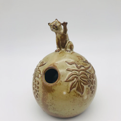 灰釉猫付き葡萄彫壺 1枚目の画像